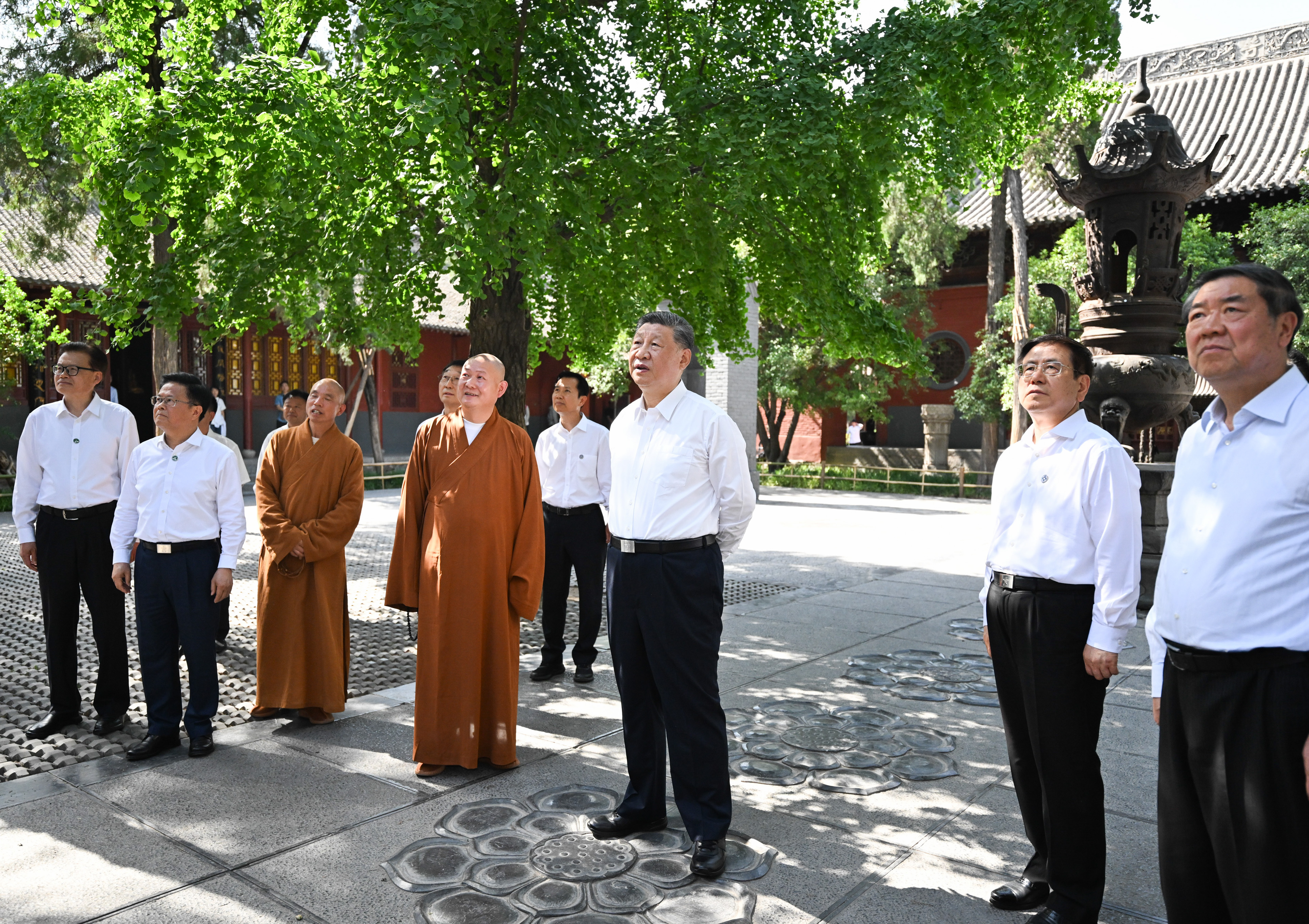 5月19日至20日，中共中央總書記、國(guó)家主席、中央軍委主席習(xí)近平在河南考察。這是19日下午，習(xí)近平在洛陽(yáng)白馬寺考察。新華社記者 燕雁 攝