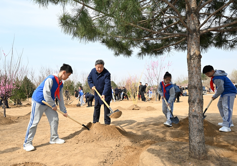 2025年4月3日，習(xí)近平總書(shū)記來(lái)到北京豐臺(tái)區(qū)永定河畔參加首都義務(wù)植樹(shù)活動(dòng)。