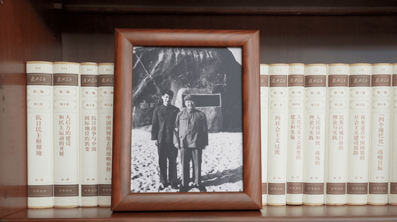 2022年12月31日，習(xí)近平辦公室的書架上擺放著他和父親的合影。