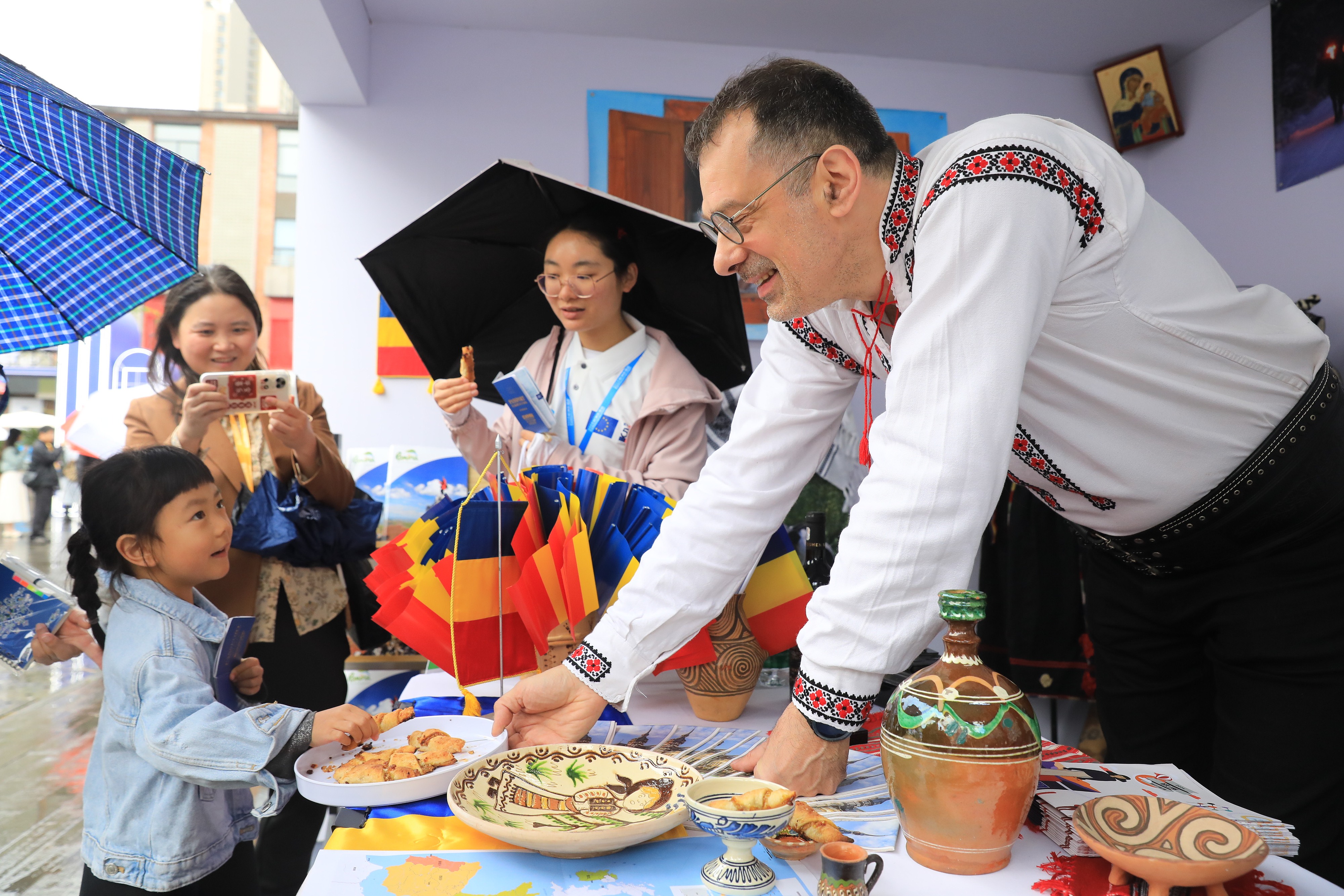 2025年4月12日，四川省成都市“2025成都·歐洲文化季”活動(dòng)融匯藝術(shù)、音樂、美食與互動(dòng)體驗(yàn)，為民眾打造了一場(chǎng)“沉浸式”文化嘉年華。