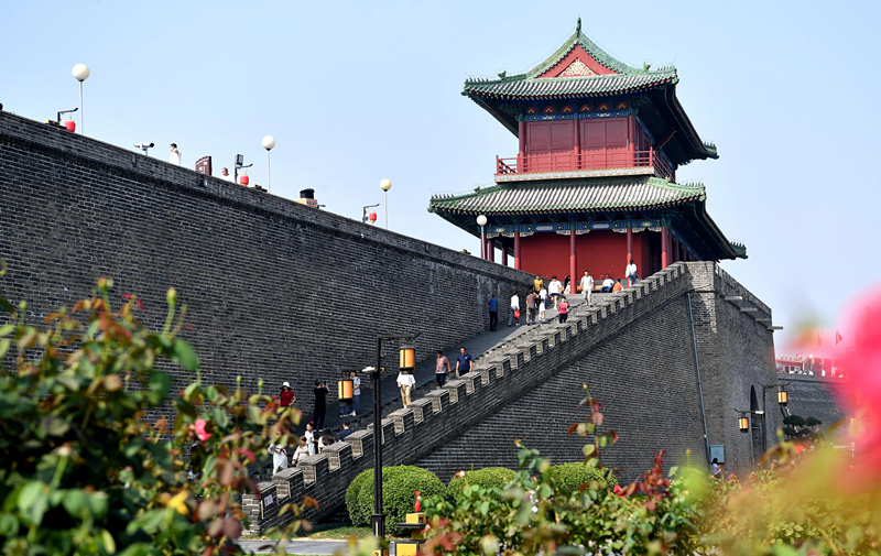 2024年9月16日，游客在河北省石家莊市正定古城游玩。