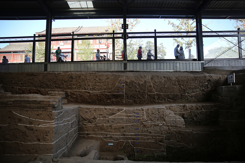 2019年9月7日，人們透過玻璃幕墻看開元寺南廣場遺址考古現(xiàn)場。