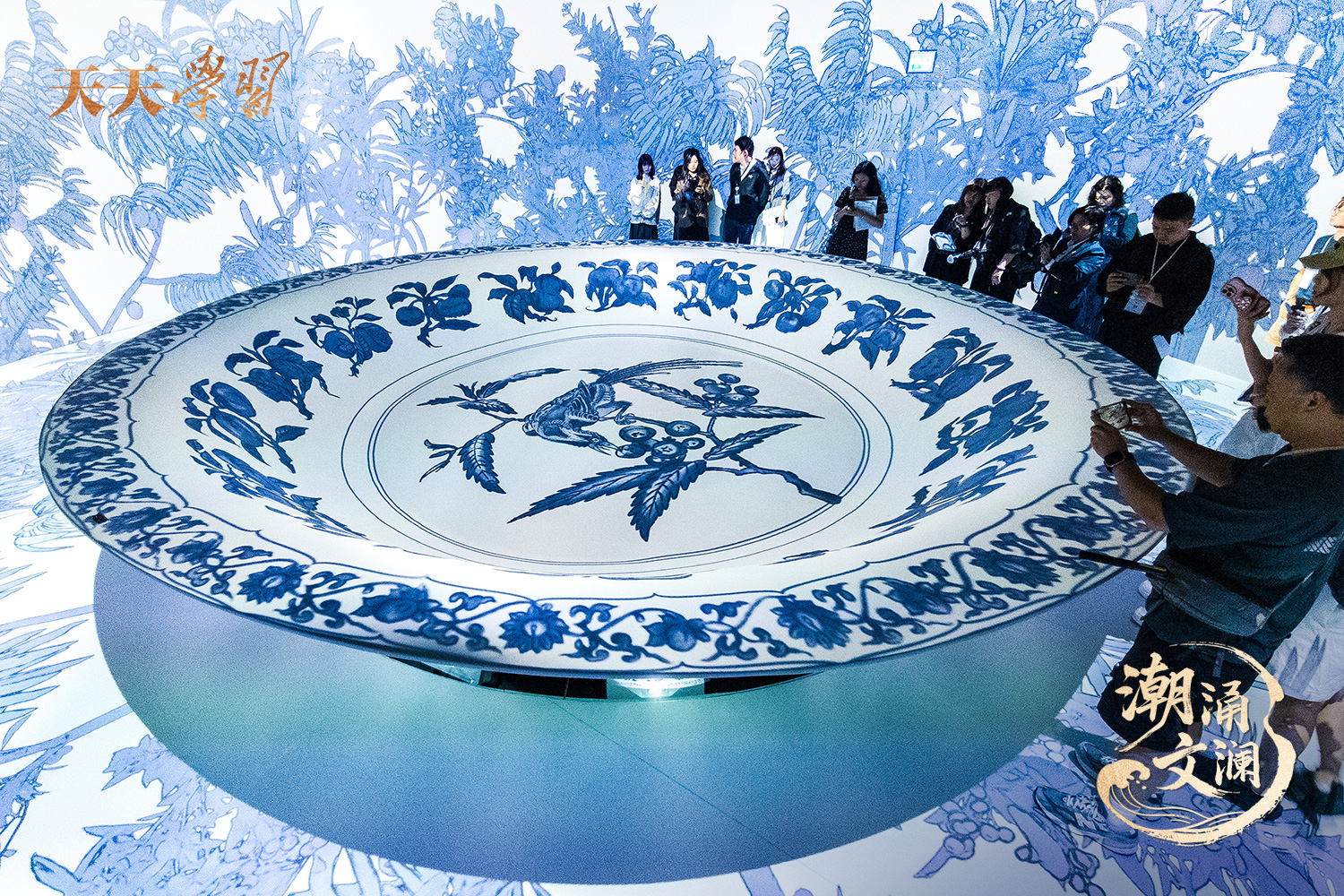 2025年5月13日，“‘紋’以載道——故宮博物院沉浸式數(shù)字體驗(yàn)展”亮相香港故宮文化博物館。