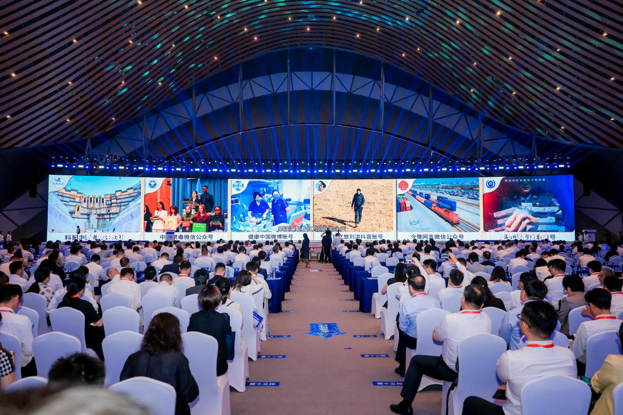 2025年中國網(wǎng)絡(luò)文明大會(huì)《走好網(wǎng)上群眾路線百個(gè)成績(jī)突出賬號(hào)推選活動(dòng)成果》發(fā)布現(xiàn)場(chǎng)。