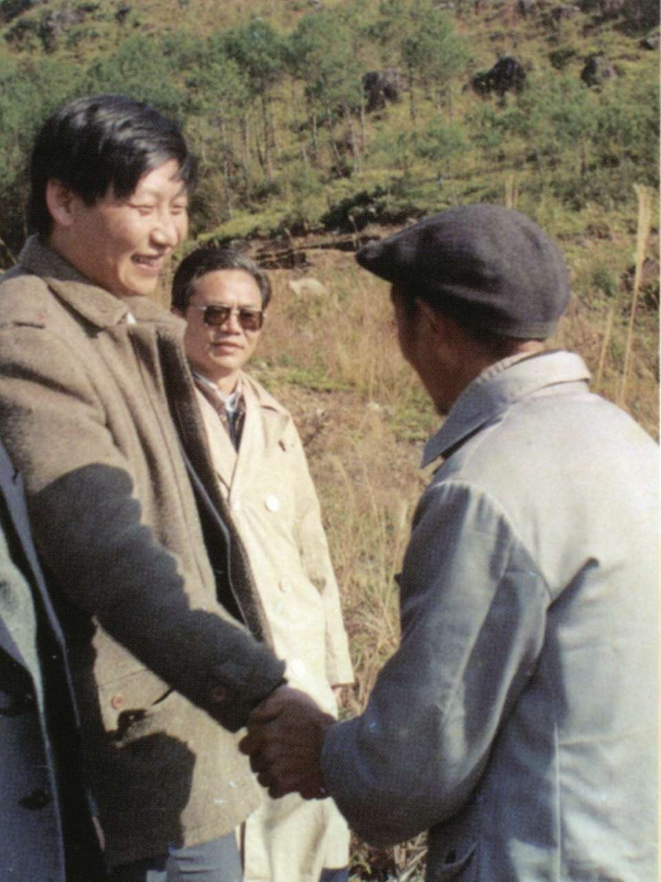 1989年1月，習(xí)近平到周寧縣走訪種林專業(yè)戶。（圖源：《習(xí)近平在寧德》）