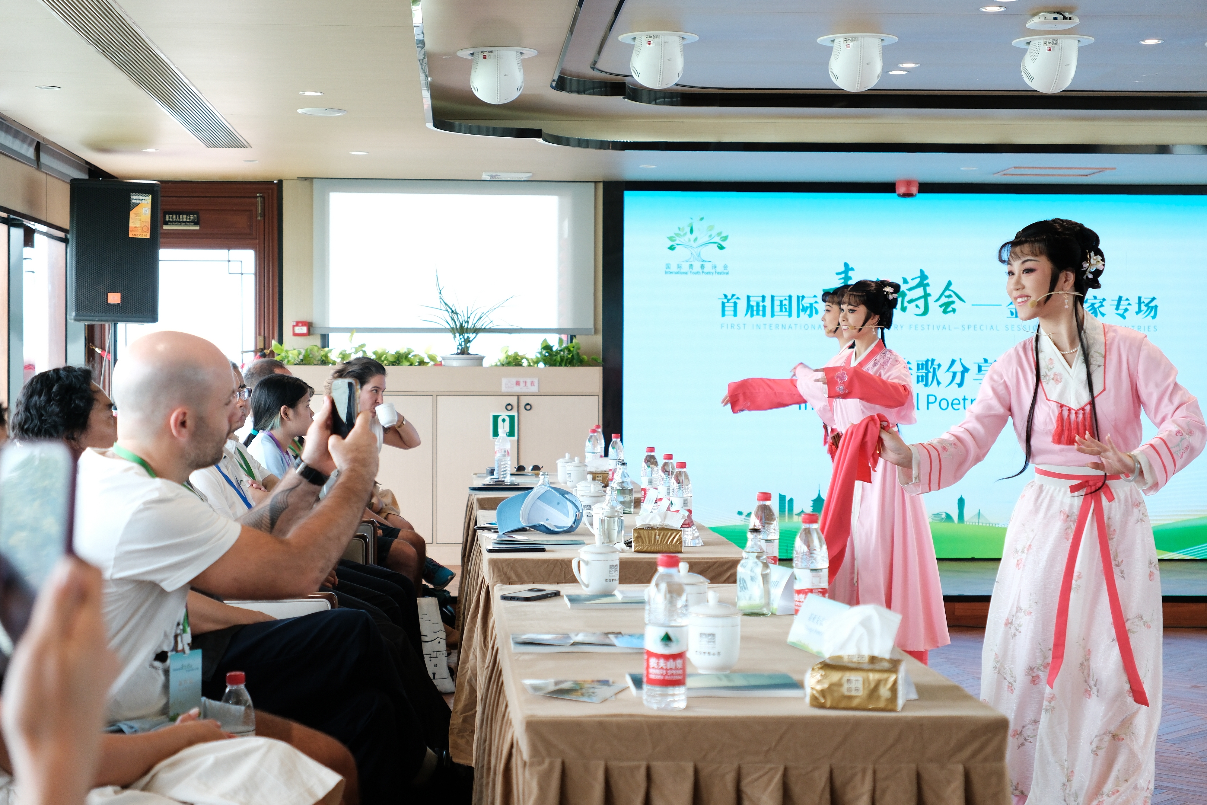 2024年7月21日，浙江杭州，金磚國(guó)家外國(guó)友人欣賞越劇《富陽(yáng)新曲》。