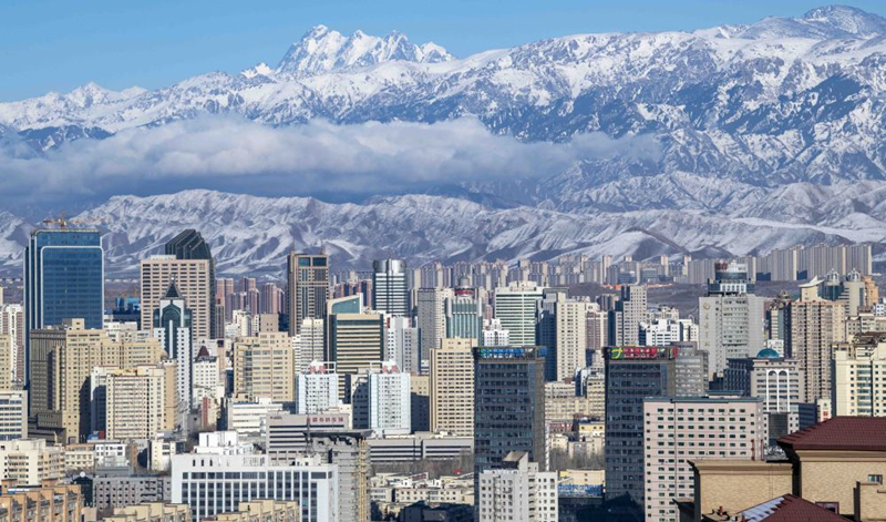 天山腳下的烏魯木齊市城區(qū)一角。