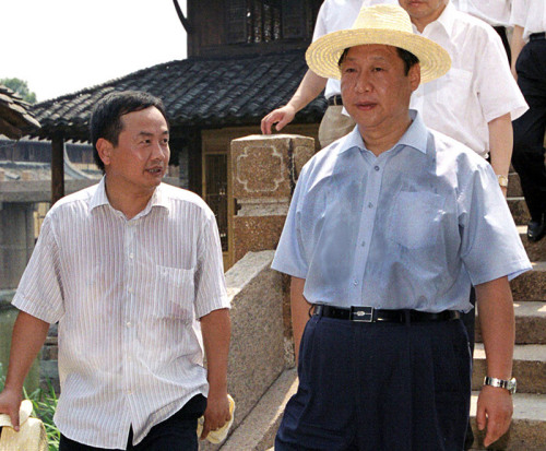 2005年8月3日，習(xí)近平在浙江嘉興桐鄉(xiāng)市烏鎮(zhèn)調(diào)研古鎮(zhèn)保護(hù)工作。資料圖片