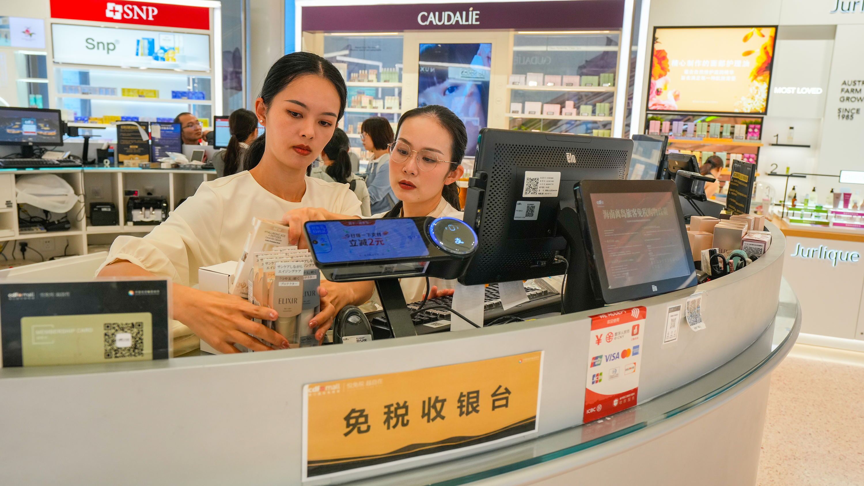 2025年11月1日，海口，cdf海口國際免稅城內(nèi)人頭攢動(dòng)，眾多旅客在選購免稅商品。