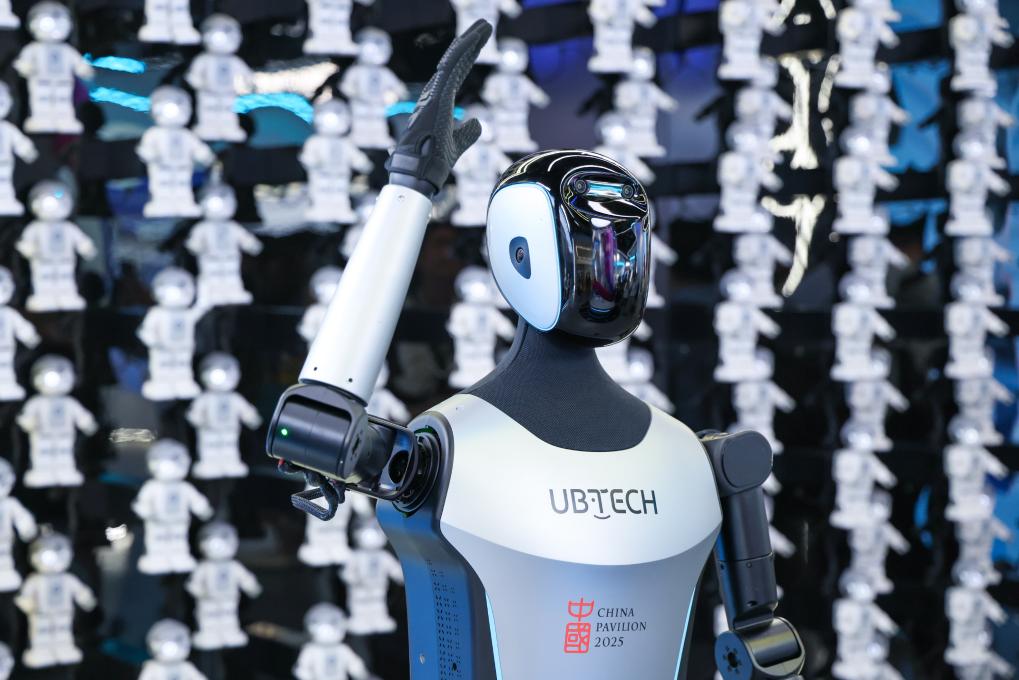 △ 2025年4月23日，在深圳優(yōu)必選科技展廳內(nèi)，商用版人形機器人Walker C向觀眾揮手致意。