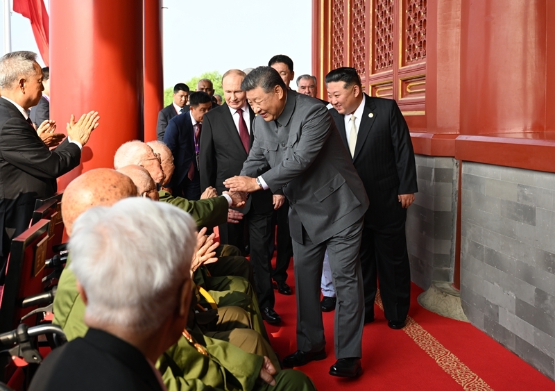 2025年9月3日，習(xí)近平總書(shū)記同抗戰(zhàn)老戰(zhàn)士老同志代表親切握手，向他們表示崇高敬意。