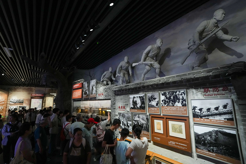 2025年7月8日，參觀者在中國(guó)人民抗日戰(zhàn)爭(zhēng)紀(jì)念館參觀《為了民族解放與世界和平》主題展覽。