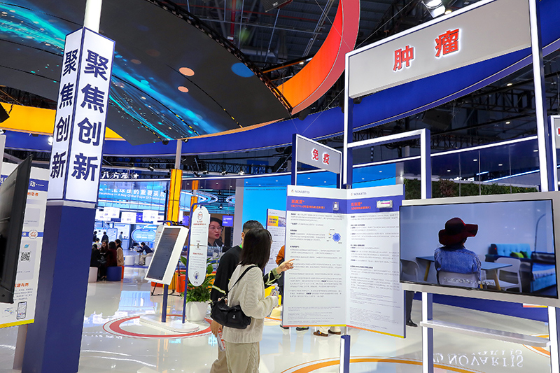 2025年11月9日，上海，第八屆進(jìn)博會（醫(yī)療器械及醫(yī)藥保健展區(qū)）。