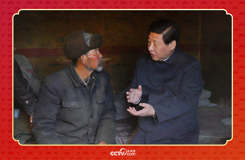 2013年2月3日，習(xí)近平總書記和甘肅省定西市渭源縣元古堆村八旬老黨員馬崗親切交談，了解當(dāng)?shù)厣a(chǎn)生活情況。