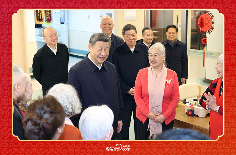 2026年2月10日，習(xí)近平總書記在北京西城區(qū)“吾老·新街”養(yǎng)老服務(wù)街區(qū)銀齡老年公寓考察時(shí)，同老人們親切交流。