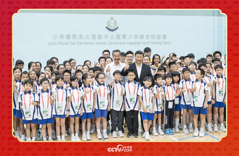 2017年6月30日上午，國(guó)家主席習(xí)近平來(lái)到香港少年警訊永久活動(dòng)中心暨青少年綜合訓(xùn)練營(yíng)考察，看望正在訓(xùn)練的香港青少年。這是習(xí)近平同少年警訊成員合影。