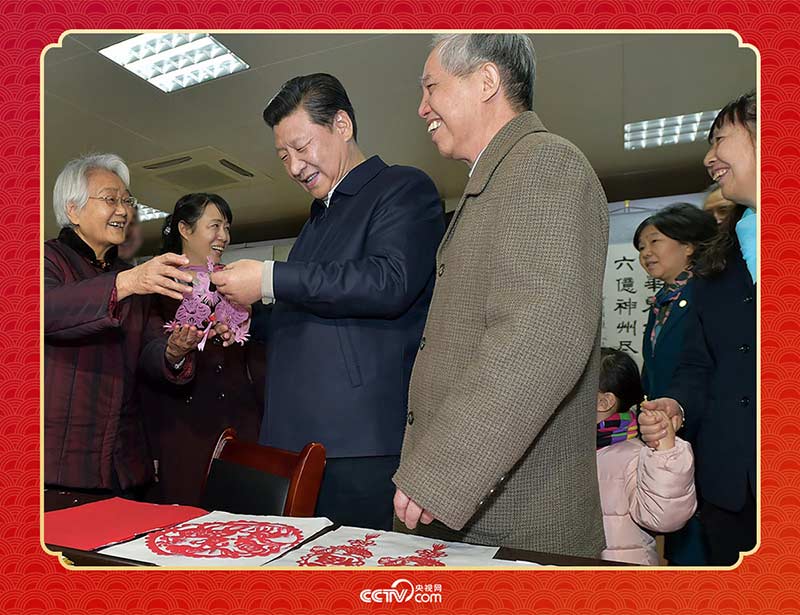 2015年2月15日，習(xí)近平在西安市雁塔區(qū)電子城街道二〇五所社區(qū)服務(wù)中心欣賞社區(qū)居民的剪紙作品。