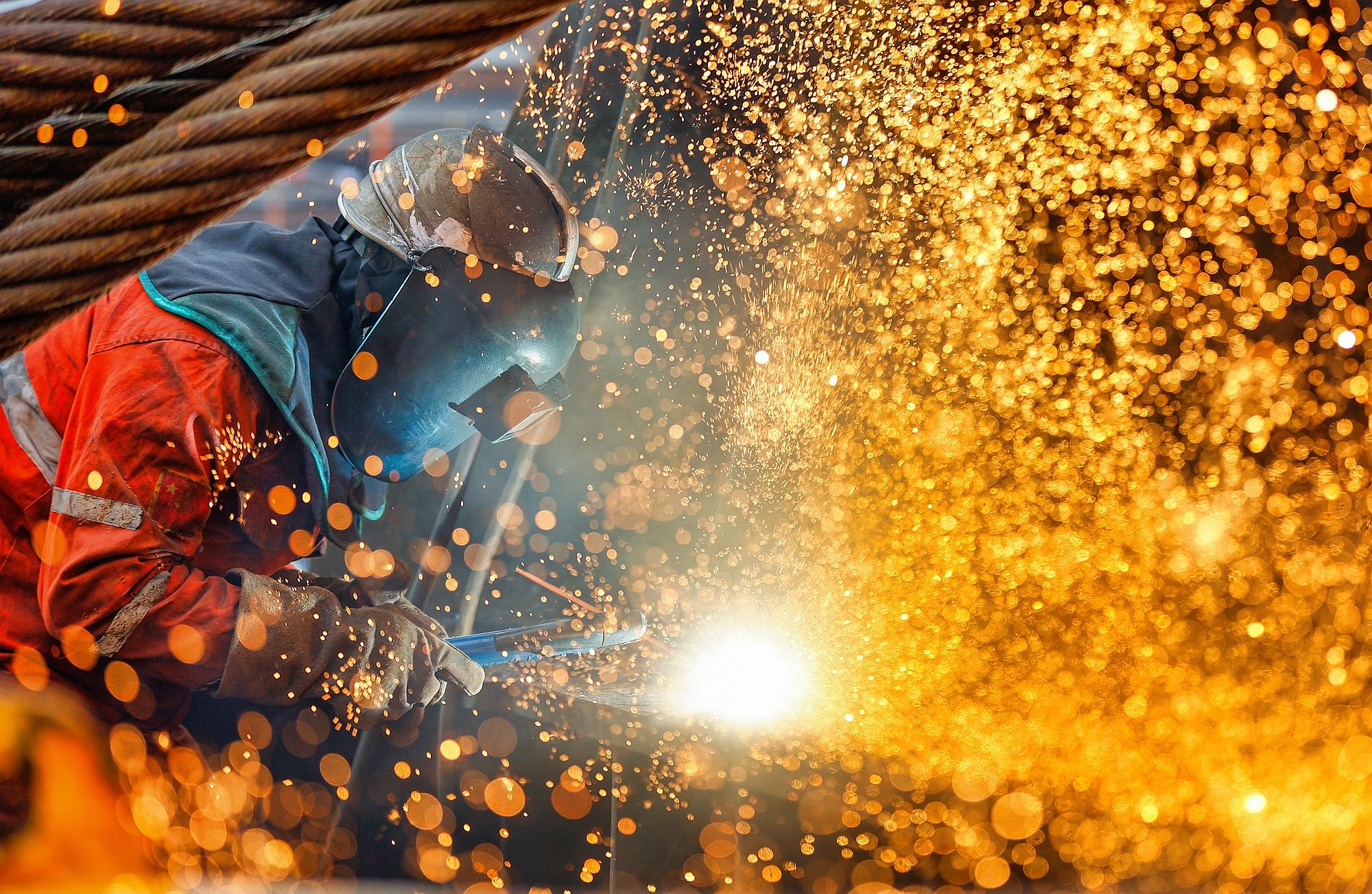 △ 2026年1月29日，在天津市濱海新區(qū)，海上油氣平臺建設工人進行現(xiàn)場施工。