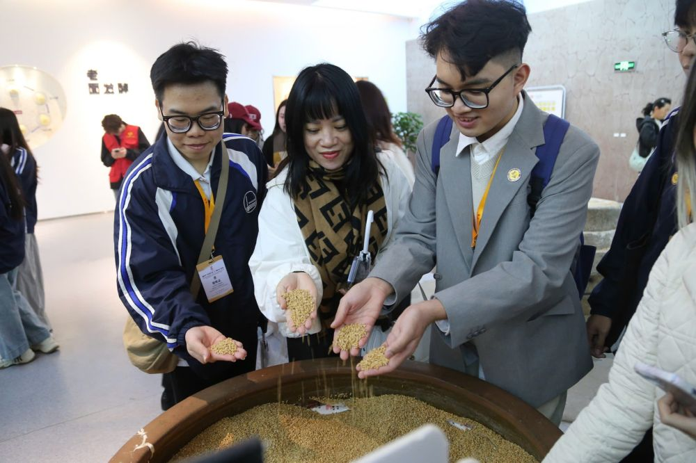 2026年3月30日，參加“紅色研學(xué)之旅”的越南青年在河北參觀新農(nóng)村建設(shè)。