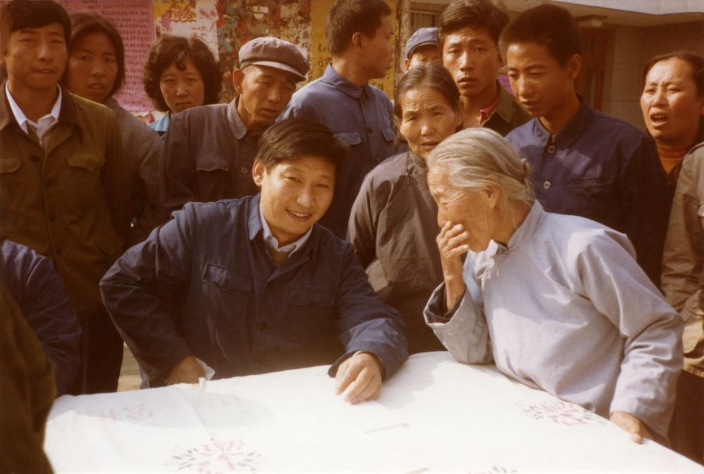這是1983年，時(shí)任河北正定縣委書記的習(xí)近平，臨時(shí)在大街上擺桌子聽取老百姓意見。