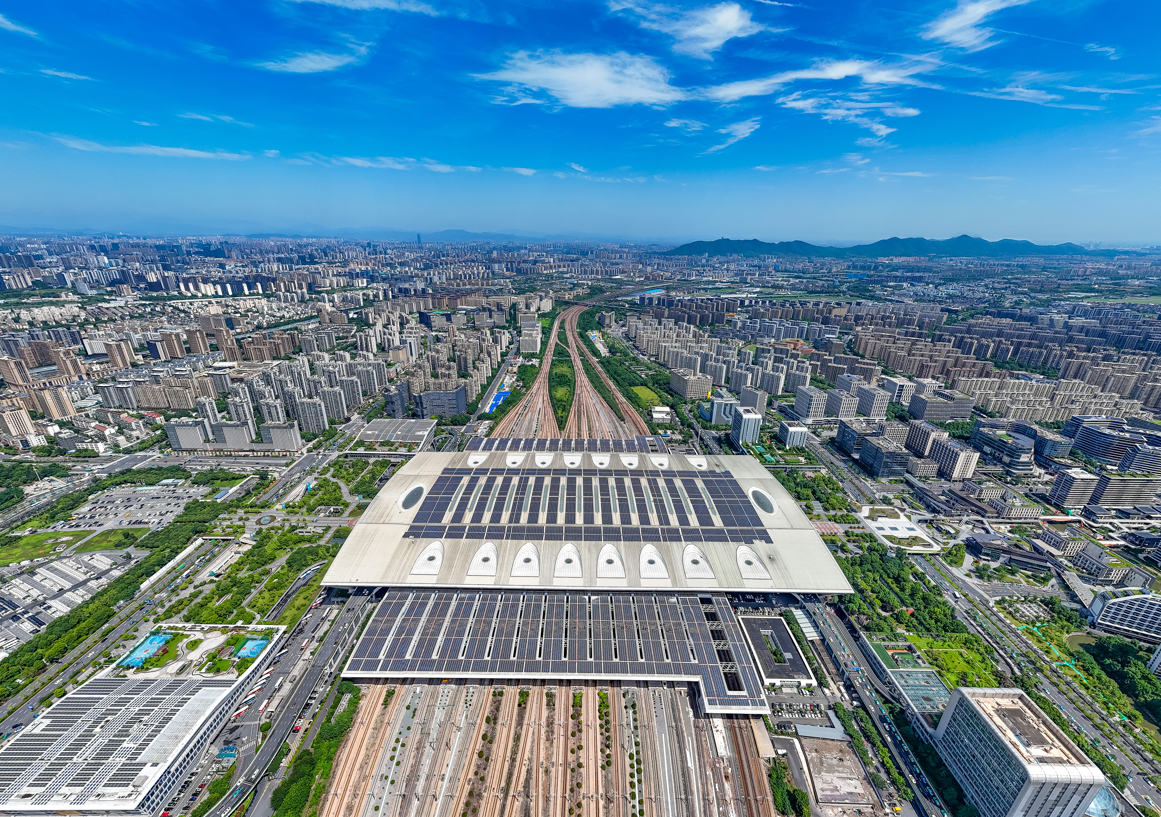 2025年10月29日，浙江杭州，航拍杭州東站站房屋頂及南北雨棚光伏發(fā)電方陣。