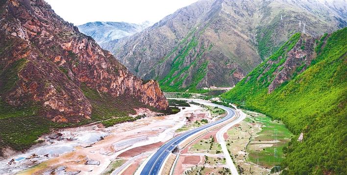 G4218林芝至拉薩高等級公路加色段在大山深處延伸。_jpg.jpg