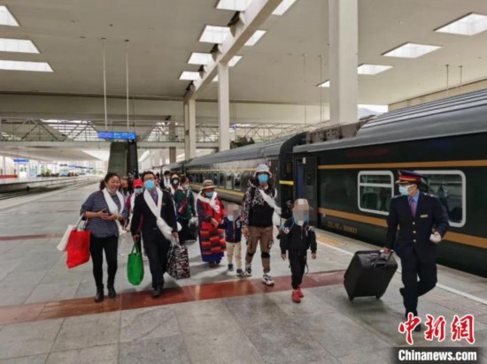 圖為拉薩車站工作人員為西藏先心病患兒和陪同人員提供“綠色”接力幫扶，并開通了專門通道，讓他們快速進(jìn)站上車。拉薩車站 供圖