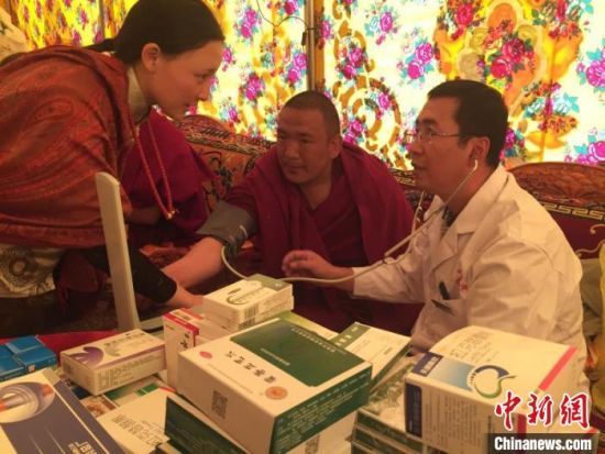 圖為馬少元(右一)在基層開展義診。青海省第四人民醫(yī)院供圖