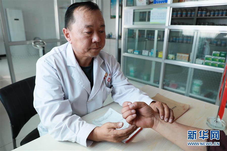 (圖文互動)(4)村醫(yī)斗拉加的堅守