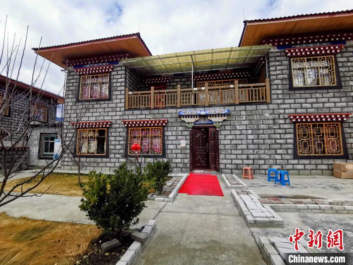 圖為林芝米林縣羌納鄉(xiāng)西嘎村村民家家戶戶發(fā)展庭院經(jīng)濟(jì)，院內(nèi)種滿了各種果樹?！≮w延 攝