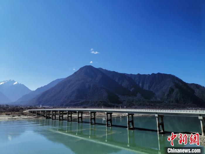 圖為現(xiàn)在已經(jīng)通車的魯霞大橋?！≮w延 攝