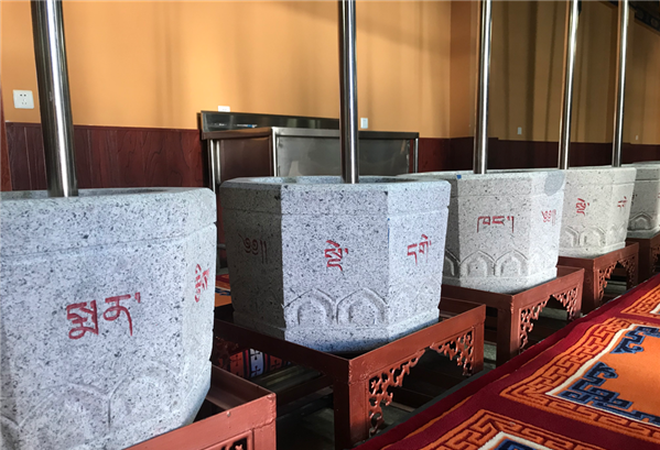 圖為藏醫(yī)院的藏藥加工地。.png