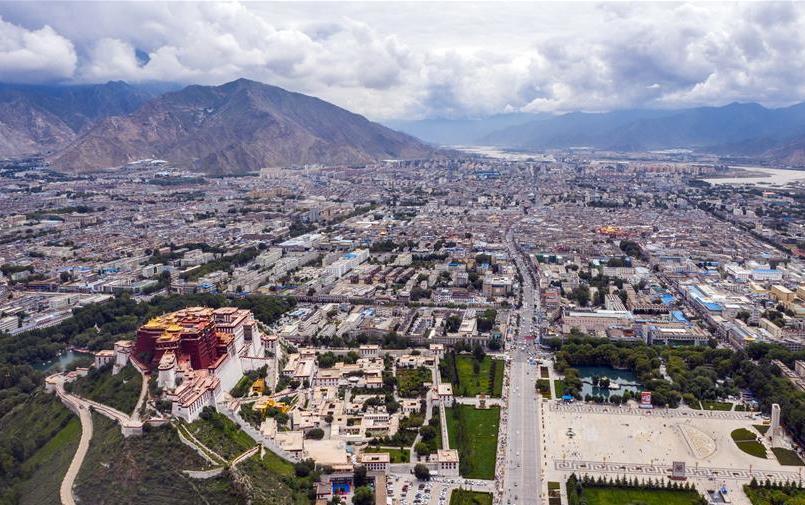 鳥(niǎo)瞰拉薩古城（8月10日無(wú)人機(jī)拍攝）。新華社記者 李鑫 攝.jpg