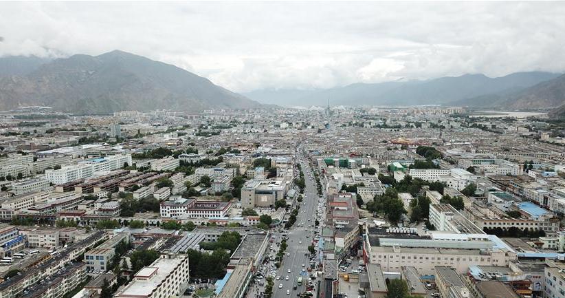 8月10日無(wú)人機(jī)拍攝的拉薩城市一景。新華社記者 王益亮 攝.jpg