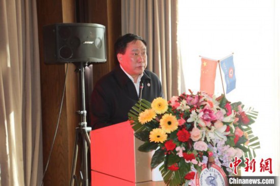 圖為中國非公立醫(yī)療機(jī)構(gòu)協(xié)會(huì)常務(wù)副會(huì)長兼秘書長郝德明致辭。　韓相澤 攝