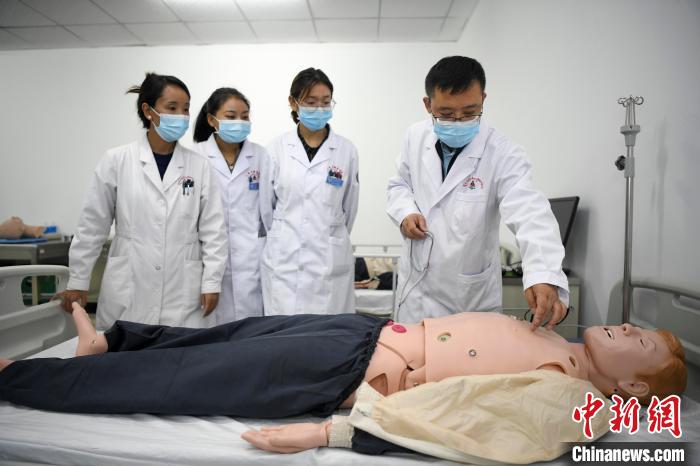 湖南中醫(yī)藥大學(xué)第一附屬醫(yī)院腦病科援藏醫(yī)生高曉峰(右一)為學(xué)生們進(jìn)行體格檢查教學(xué)?！钊A峰 攝