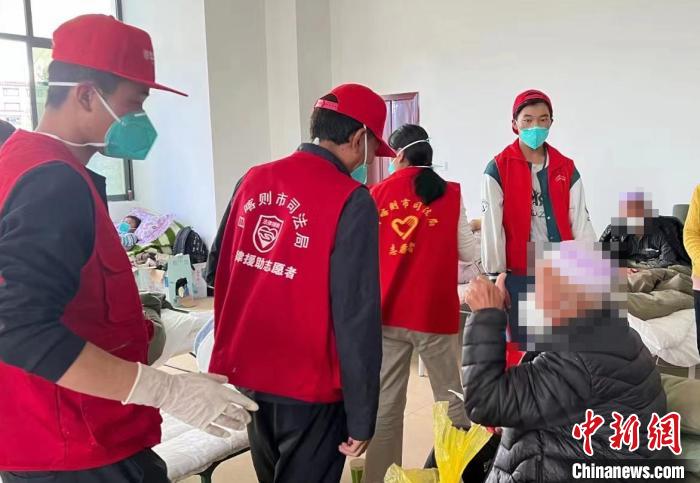 圖為得到妥善安置周到的服務(wù)，患者向志愿者豎起大拇指?！∪湛t市委宣傳部供圖