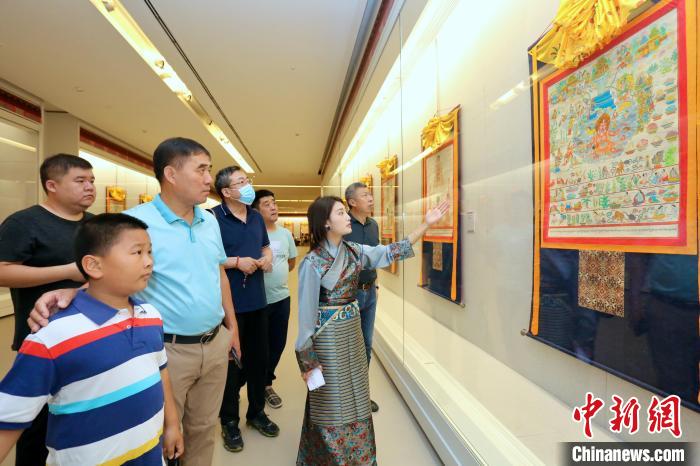 “藏韻瑰寶”藏醫(yī)四部醫(yī)典唐卡珍品展現(xiàn)場?！⒖∩n 攝