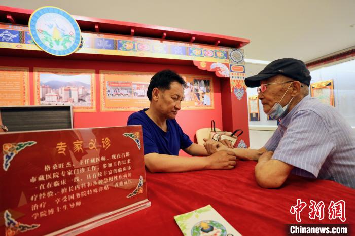 “藏韻瑰寶”藏醫(yī)四部醫(yī)典唐卡珍品展在天津美術館展出，展覽現(xiàn)場藏醫(yī)專家義診受歡迎?！⒖∩n 攝