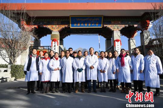 圖為該校師生在更名后的西藏藏醫(yī)藥大學(xué)校門前合影留念?！『闻罾?攝