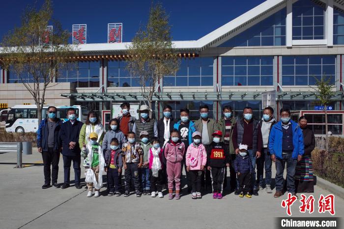 10位接受先心病治療的孩子及家長(zhǎng)、工作人員等在日喀則和平機(jī)場(chǎng)合影?！〗w波 攝