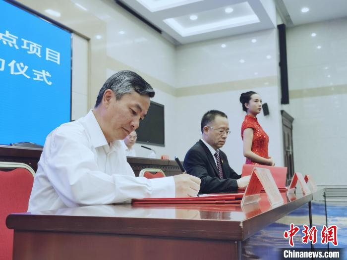 圖為青海省副省長匡湧(左)簽訂合作共建區(qū)域醫(yī)療中心框架協(xié)議?！?zhí)砀?攝