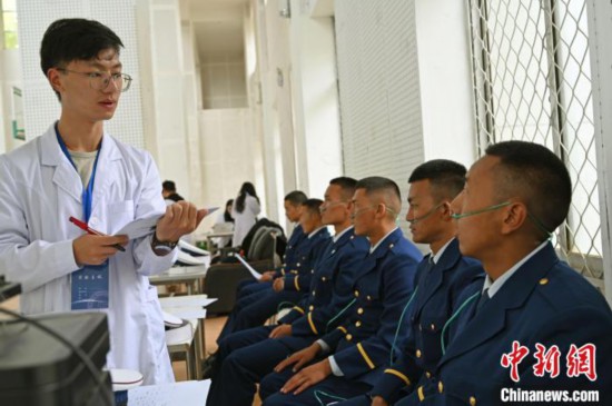 圖為研究團隊成員登記消防員信息?！≮w朗 攝