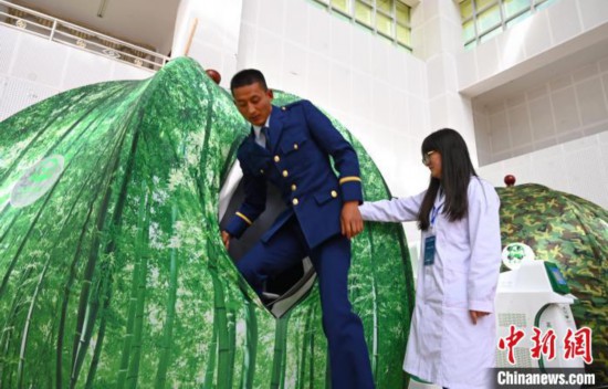 圖為參與完測(cè)試，消防員走出高壓氧倉(cāng)?！≮w朗 攝