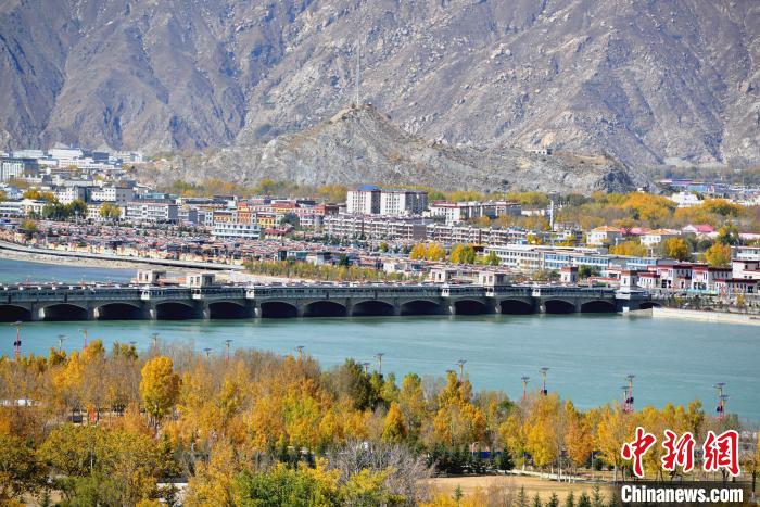 10月25日，被秋色點綴的拉薩河?！〗w波 攝