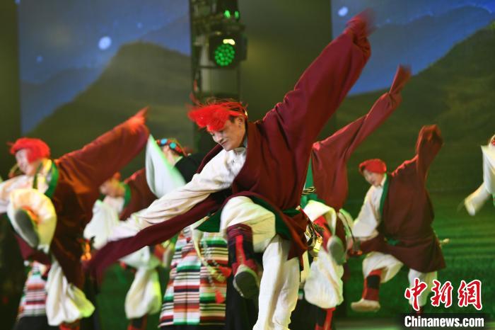 圖為演員在聯(lián)歡晚會(huì)上表演?！∝暩聛硭?攝