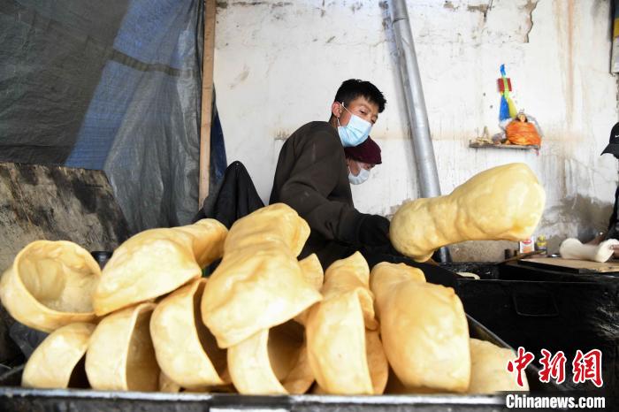 圖為拉薩手藝人制作藏歷新年供品“德卡”?！∝暩聛硭?攝