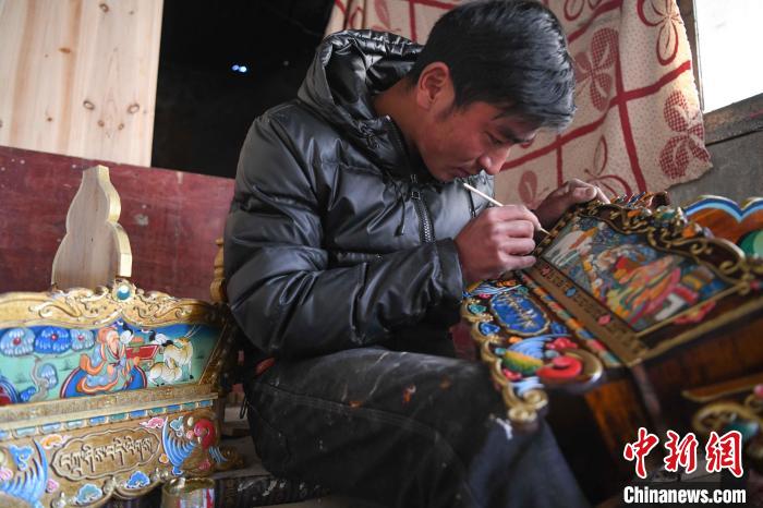 圖為拉薩手藝人制作年貨“切瑪盒”?！∝暩聛硭?攝