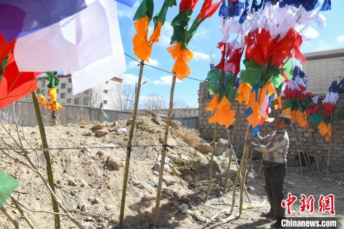 圖為拉薩街頭出售的五彩經(jīng)幡?！∝暩聛硭?攝