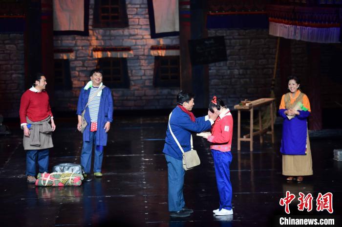 圖為西藏本土話劇《八廓街北院》演出現(xiàn)場?！∝暩聛硭?攝